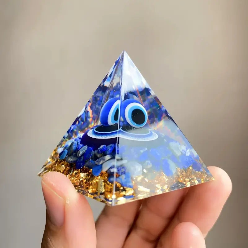 Pirâmide Orgonite com Olho Grego e Lápis-Lazúli – Proteção Energética e Harmonia