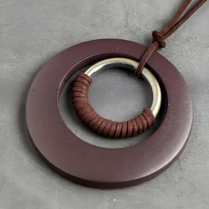 Colar Satori – Metal, Madeira e Couro Vegano