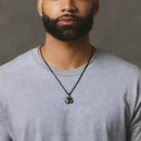 Colar OM em Aço Titânio