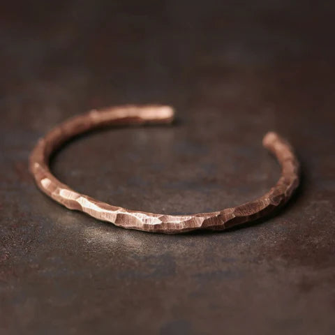 Bracelete Slim em Cobre Martelado à Mão - Linha Nepal