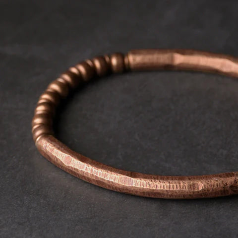 Bracelete em Cobre Martelado à Mão e Pingente - Linha Nepal