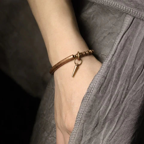 Bracelete em Cobre Martelado à Mão e Pingente - Linha Nepal