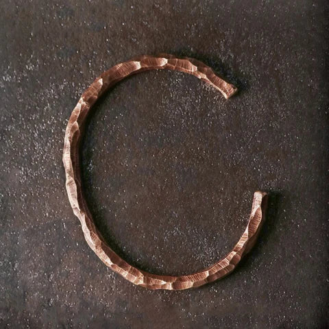 Bracelete Slim em Cobre Martelado à Mão - Linha Nepal