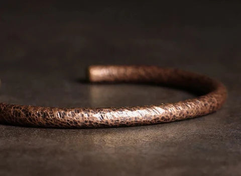 Dupla de Bracelete Ox Martelado e Anel Folha Martelado em Cobre - Linha Nepal